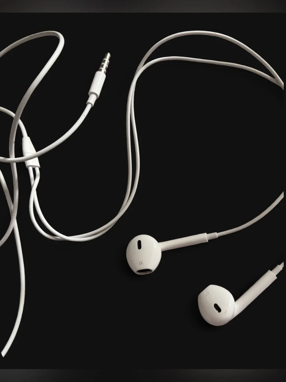 Apple White Earbud Headphones with 3.5mm Jack